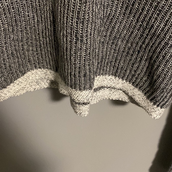 Crop long sleeve sweater WITH hood! - Picture 4 of 6